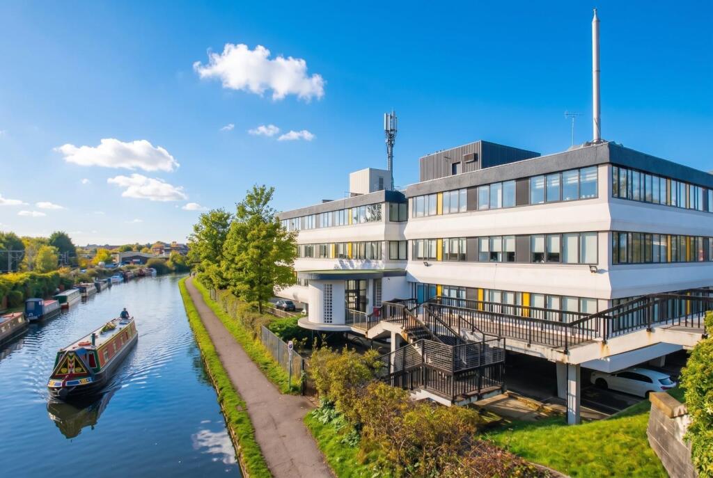 2 bed Apartment for rent in Altrincham. From Watersons - Hale 2 bed Apartment for rent in Altrincham. From Watersons - Hale