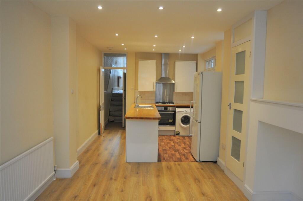 4 bed Detached House for rent in London. From Winkworth  - Palmers Green