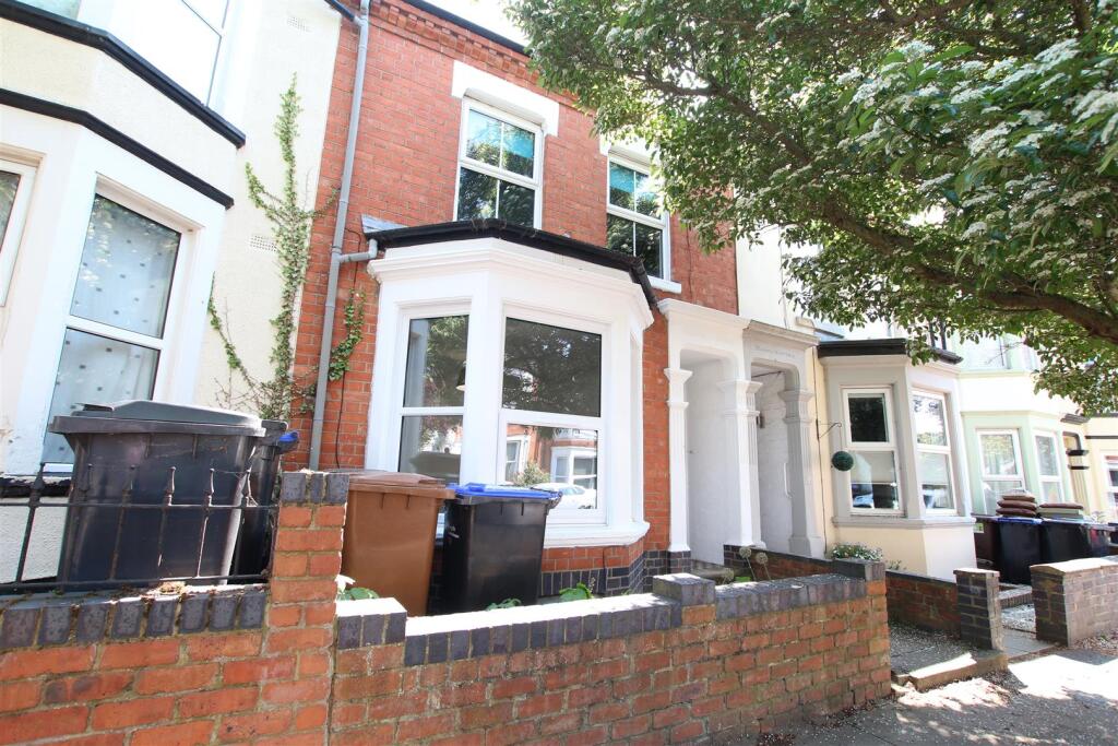 5 bed Mid Terraced House for rent in Northampton. From Whites Estate Agents - Northampton