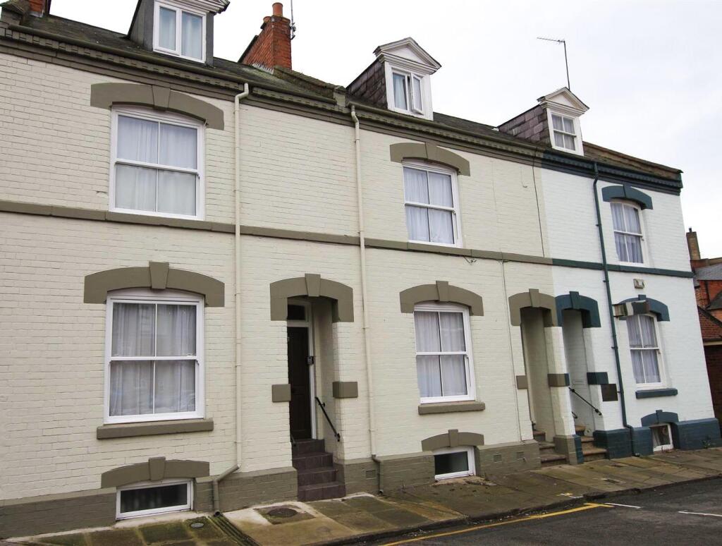 5 bed Private Halls for rent in Northampton. From Whites Estate Agents - Northampton