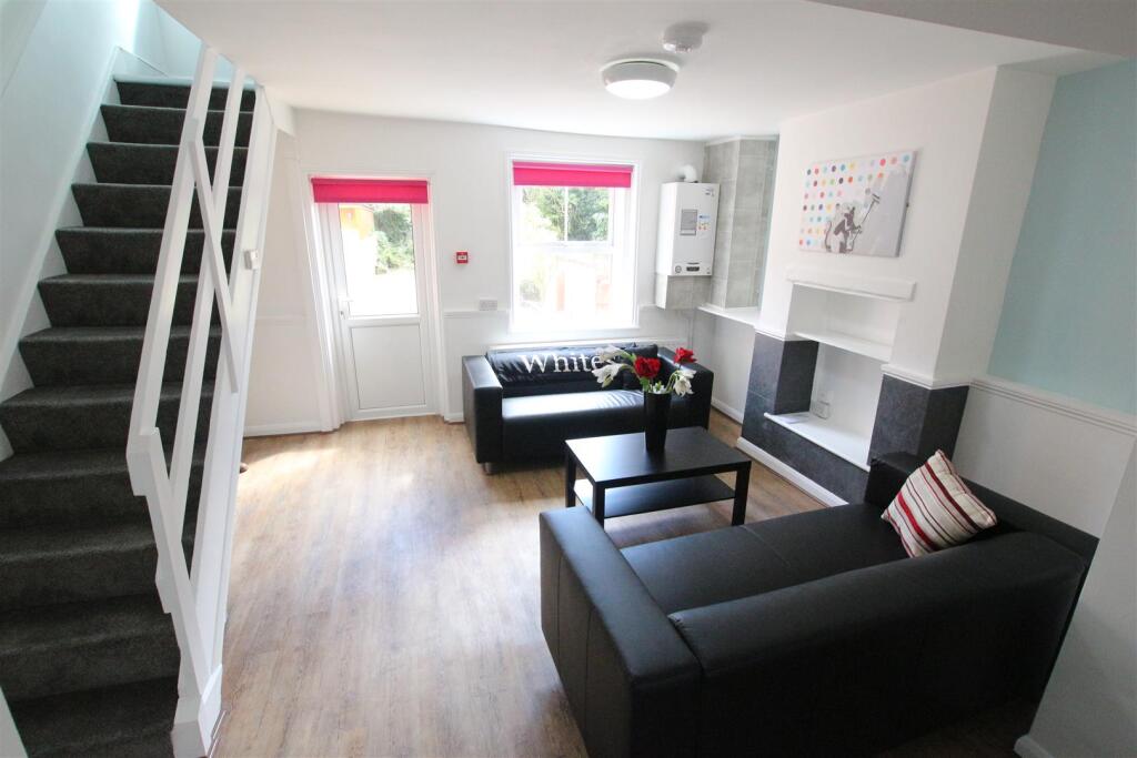 1 bed Private Halls for rent in Northampton. From Whites Estate Agents - Northampton