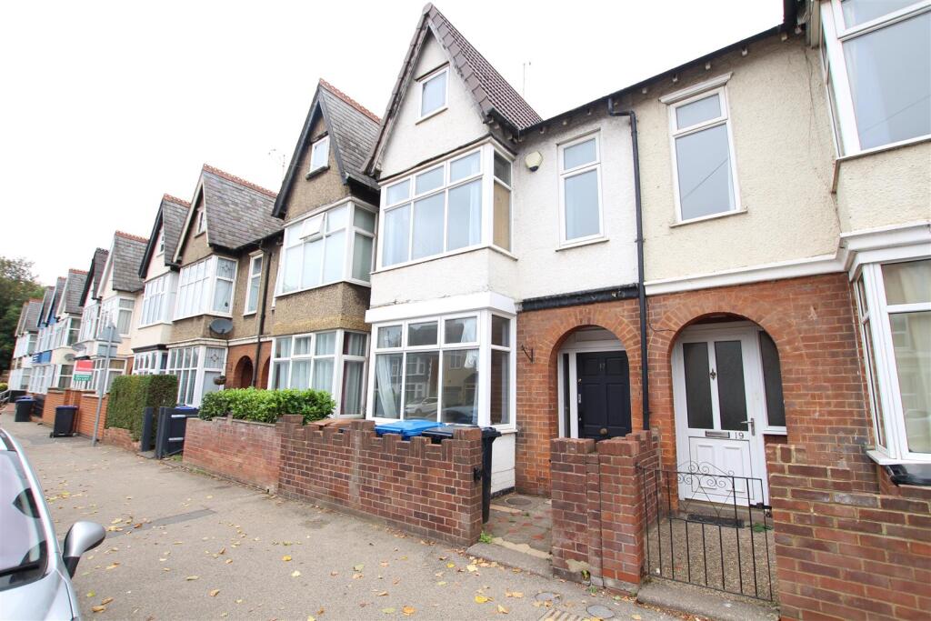 4 bed Detached for rent in Northampton. From Whites Estate Agents - Northampton