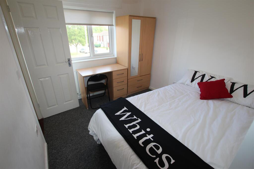 5 bed House Share for rent in Collingtree. From Whites Estate Agents - Northampton