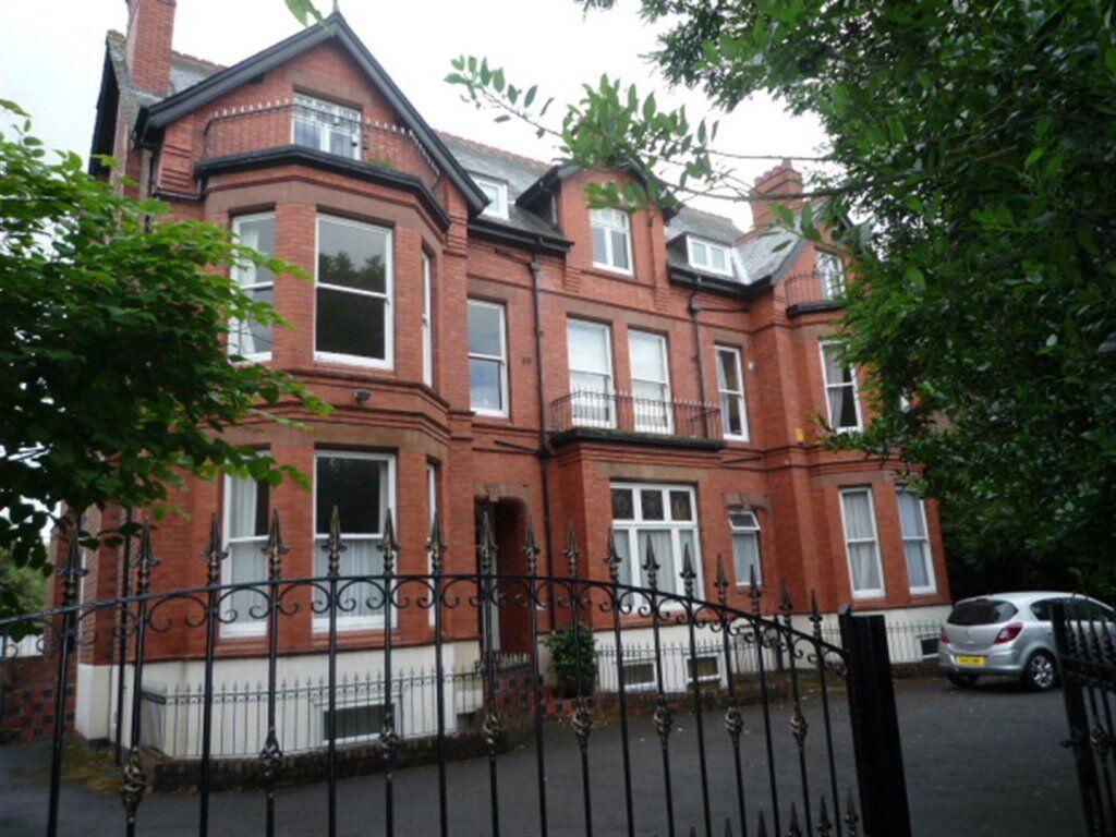 2 bed Apartment for rent in Sale. From Rooftops Letting & Management Ltd - Wilmslow