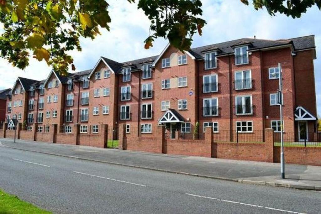 2 bed Apartment for rent in Gatley. From Rooftops Letting & Management Ltd - Wilmslow
