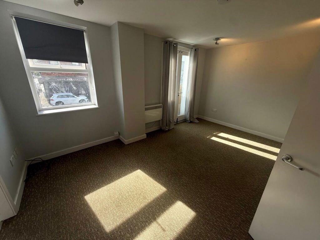2 bed Apartment for rent in Sale. From Rooftops Letting & Management Ltd - Wilmslow