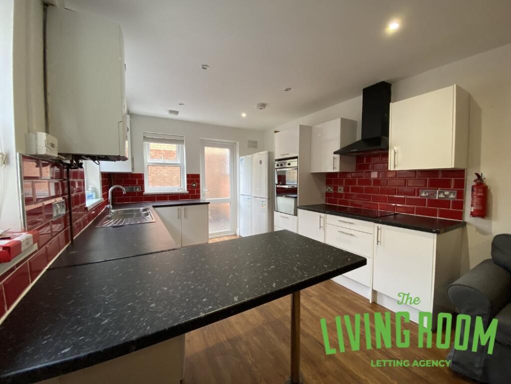 7 bed Detached for rent in Cardiff. From The Living Room Letting Agency - Cardiff
