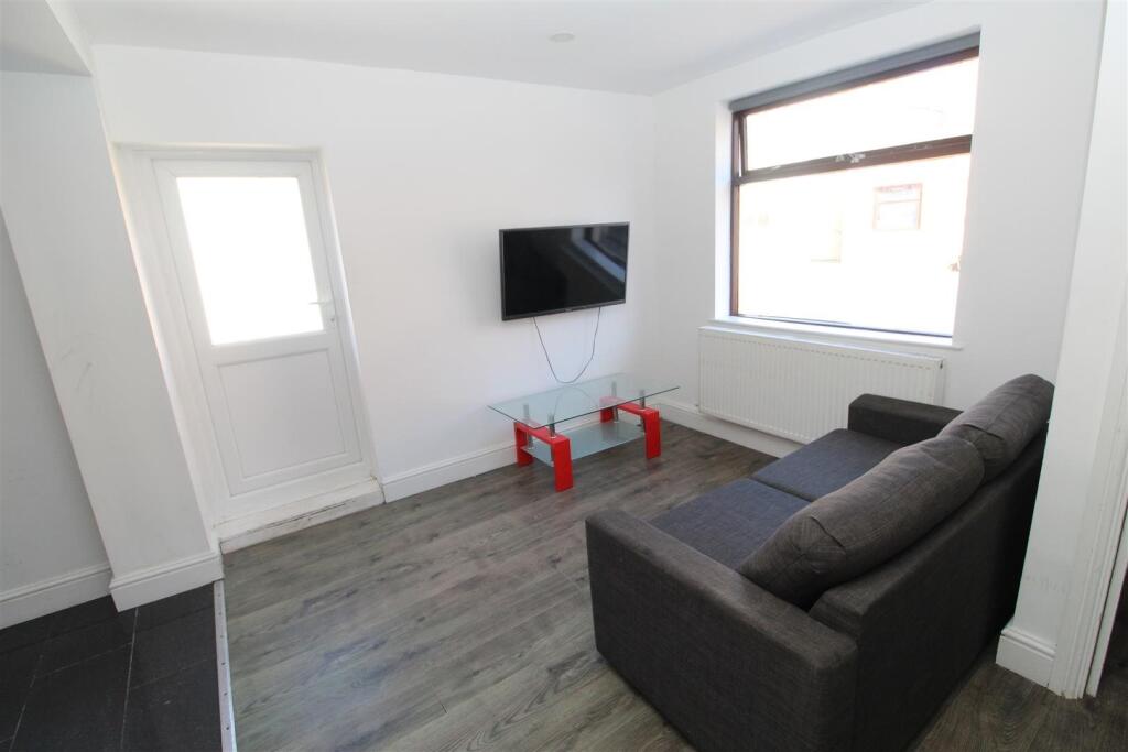 3 bed 1st Floor Flat for rent in Cardiff. From The Living Room Letting Agency - Cardiff