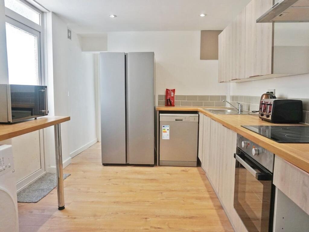 6 bed Detached for rent in Cardiff. From The Living Room Letting Agency - Cardiff