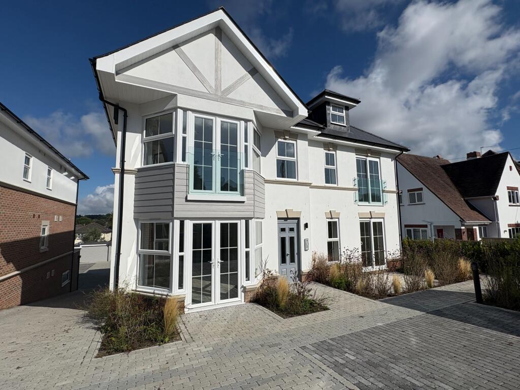 2 bed Apartment for rent in Beacon Hill. From Wren Lettings - Bournemouth