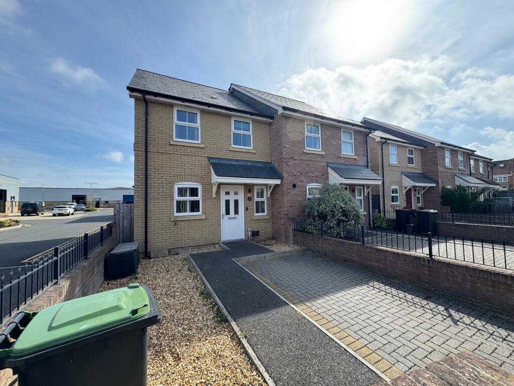 3 bed End of Terrace for rent in Winkton. From Wren Lettings - Bournemouth