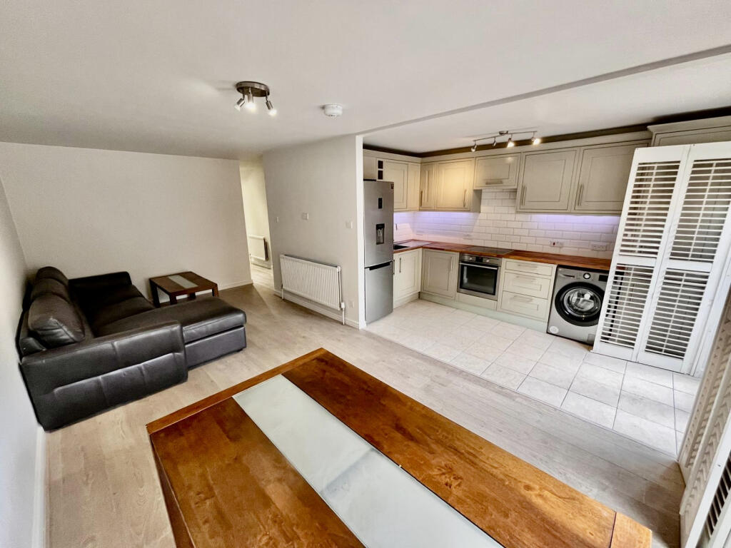2 bed 1st Floor Flat for rent in Poplar. From Your City Property - London