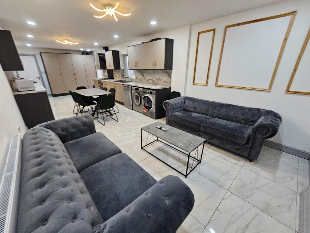 6 bed Mid Terraced House for rent in Birmingham. From Prestige Properties - Birmingham