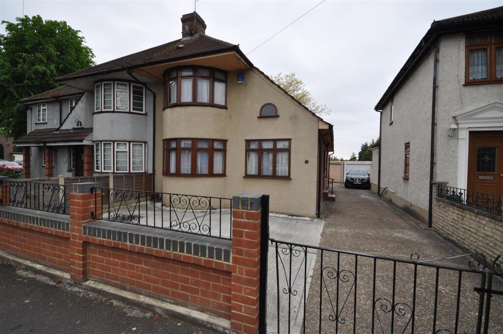 3 bed Semi Detached for rent in Hornchurch. From Alternative Property Services 3 bed Semi Detached for rent in Hornchurch. From Alternative Property Services
