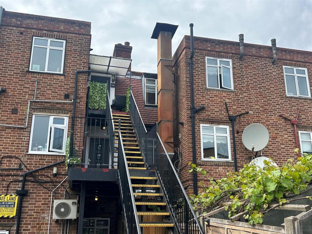 4 bed Studio for rent in Upminster. From Alternative Property Services