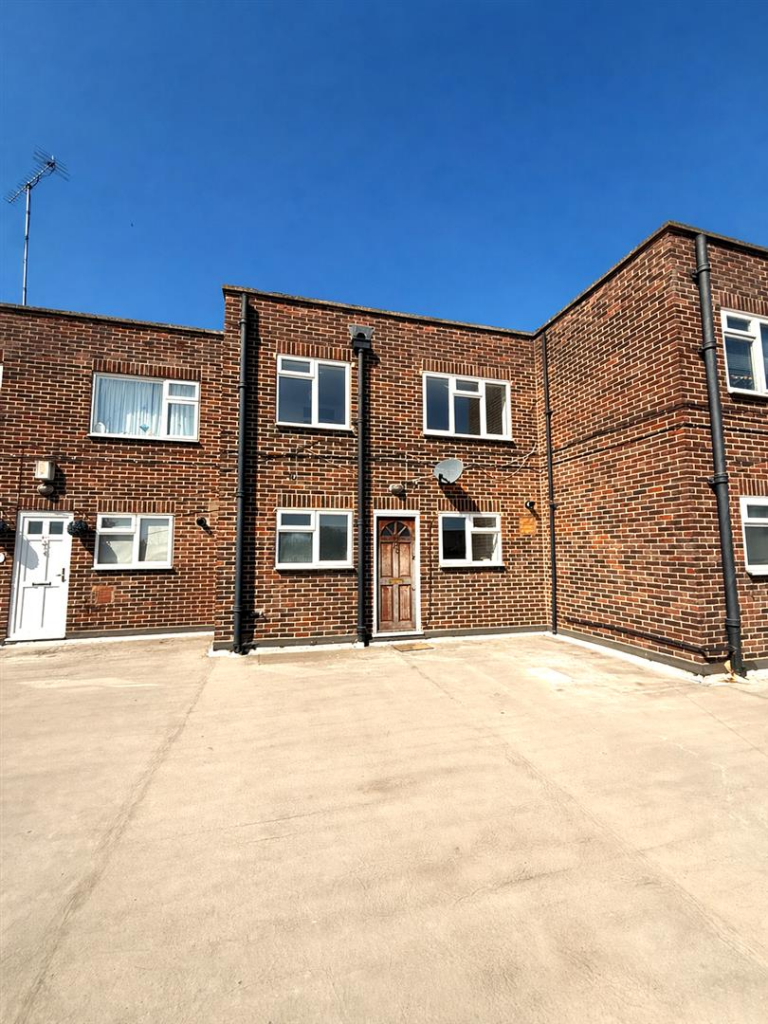 3 bed 1st Floor Flat for rent in Hornchurch. From Alternative Property Services