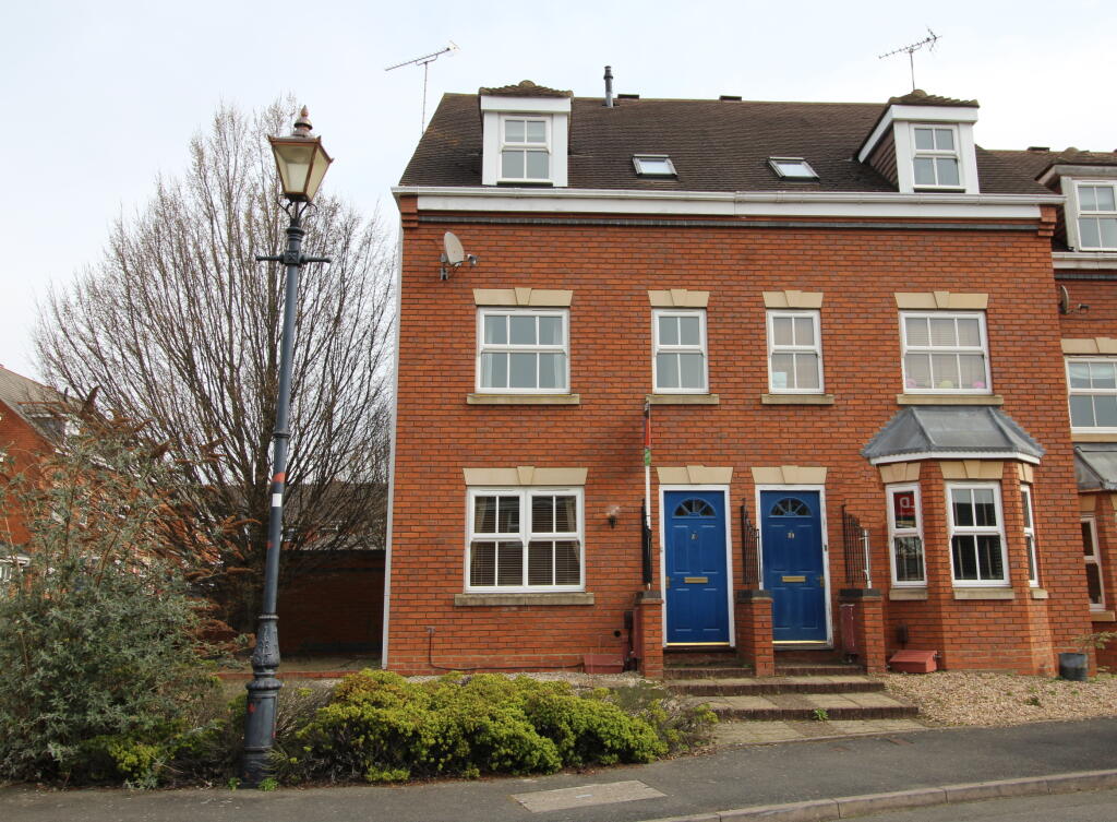 3 bed Town House for rent in Warwick. From Tara & Co - Leamington Spa 3 bed Town House for rent in Warwick. From Tara & Co - Leamington Spa