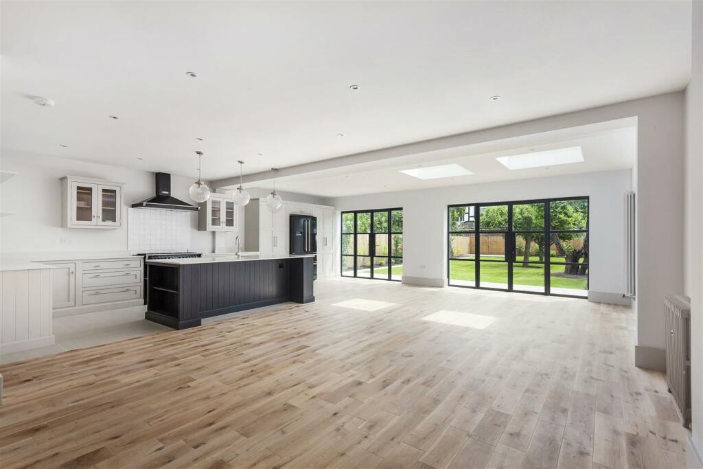 5 bed Detached House for rent in Willesden. From Greenstone Estates
