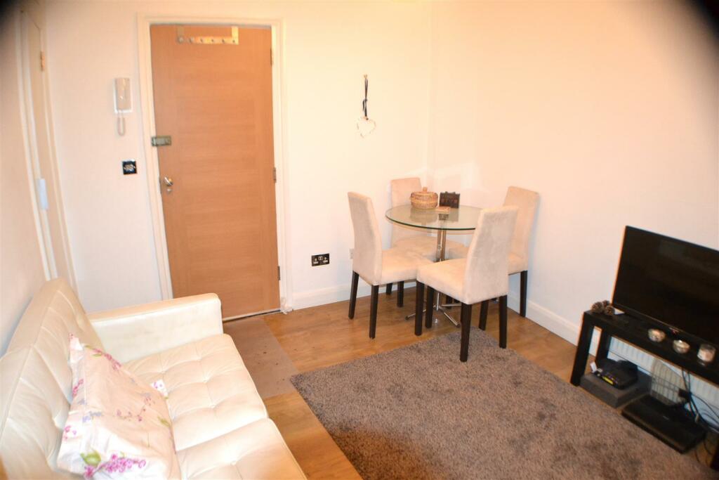 1 bed Town House for rent in London. From Greenstone Estates