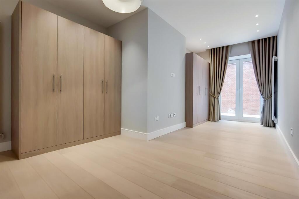 3 bed Apartment for rent in Hampstead. From Greenstone Residential - St. Johns Wood