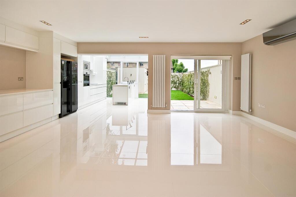 4 bed Detached for rent in Hampstead. From Greenstone Residential - St. Johns Wood 4 bed Detached for rent in Hampstead. From Greenstone Residential - St. Johns Wood