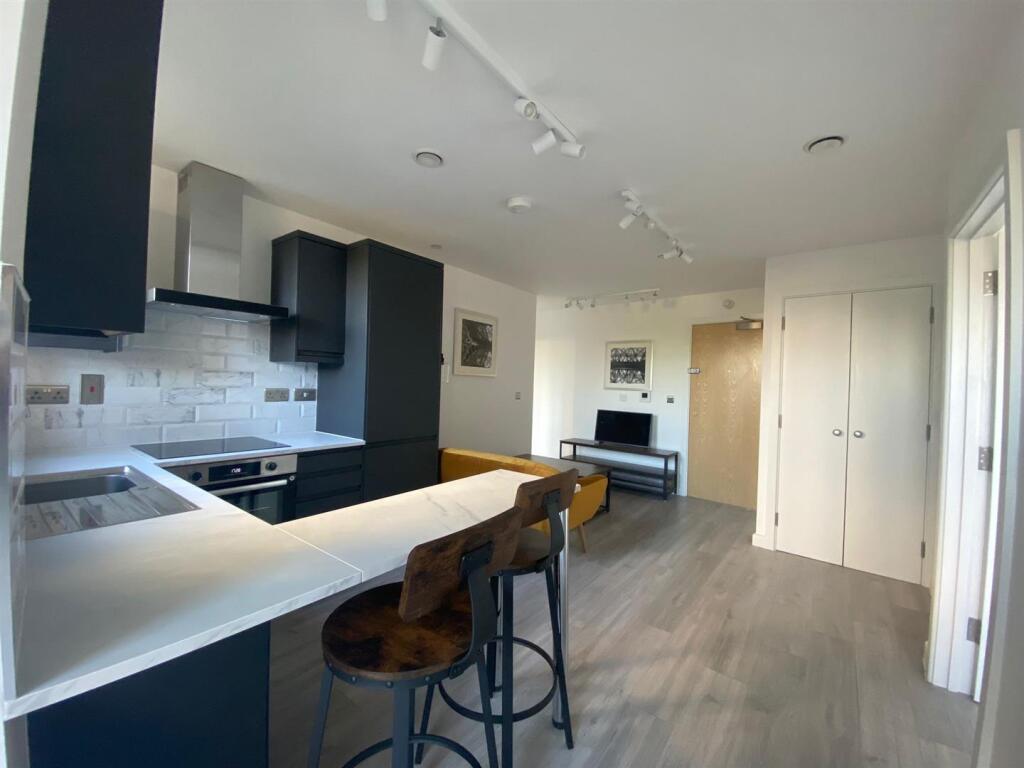 3 bed Apartment for rent in London. From Christopher St James - Colliers Wood