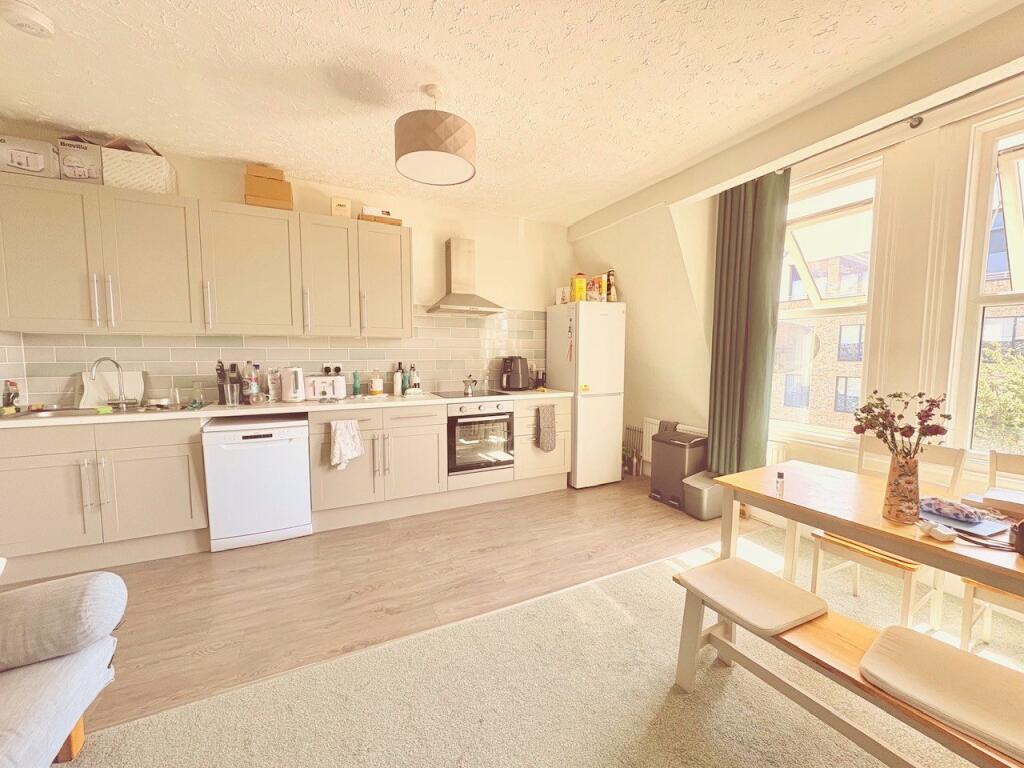 2 bed 1st Floor Flat for rent in Twickenham. From Milestone and Collis Ltd 2 bed 1st Floor Flat for rent in Twickenham. From Milestone and Collis Ltd