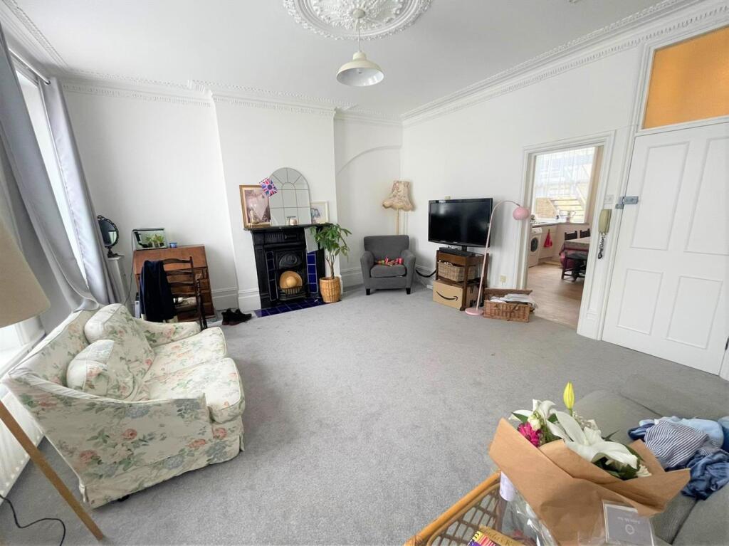 1 bed 1st Floor Flat for rent in Twickenham. From Milestone and Collis Ltd 1 bed 1st Floor Flat for rent in Twickenham. From Milestone and Collis Ltd