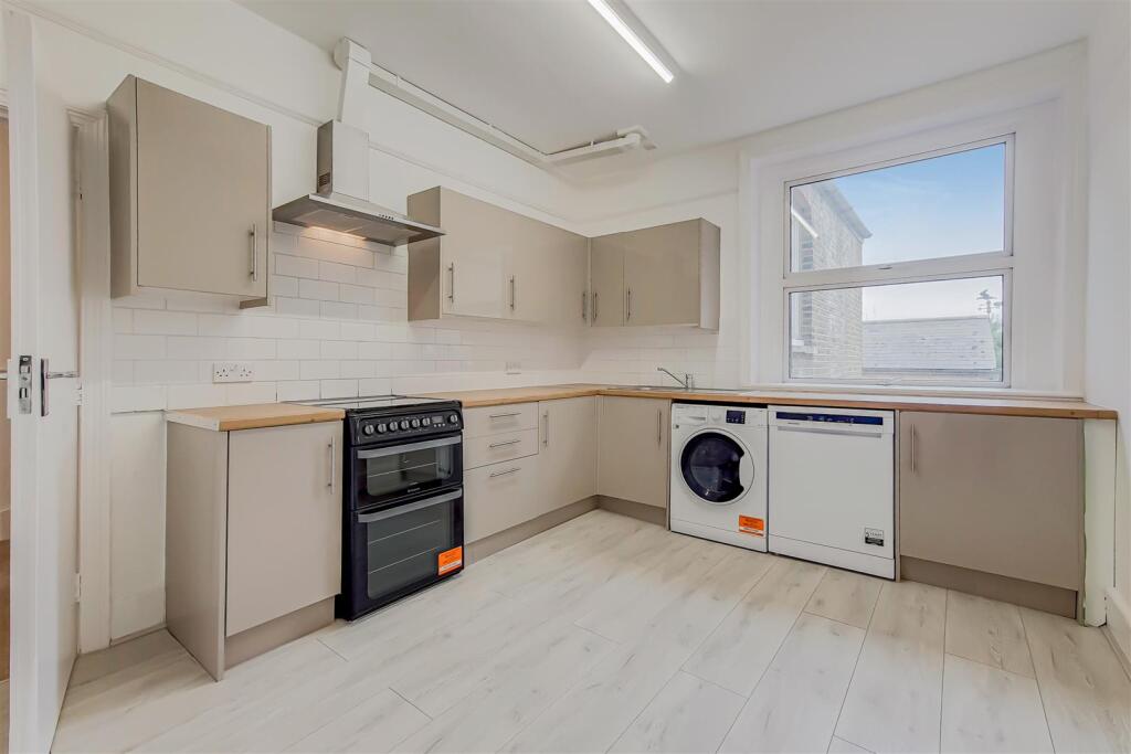 4 bed Annexe for rent in Twickenham. From Milestone and Collis Ltd 4 bed Annexe for rent in Twickenham. From Milestone and Collis Ltd
