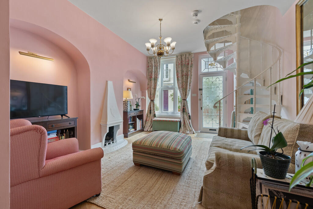 3 bed Mews for rent in Chelsea. From Nicolas Van Patrick - Knightsbridge and Chelsea