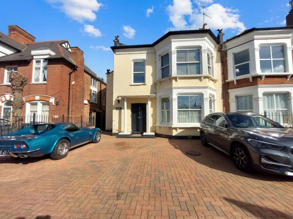 2 bed 1st Floor Flat for rent in Friern Barnet. From Squires Estates
