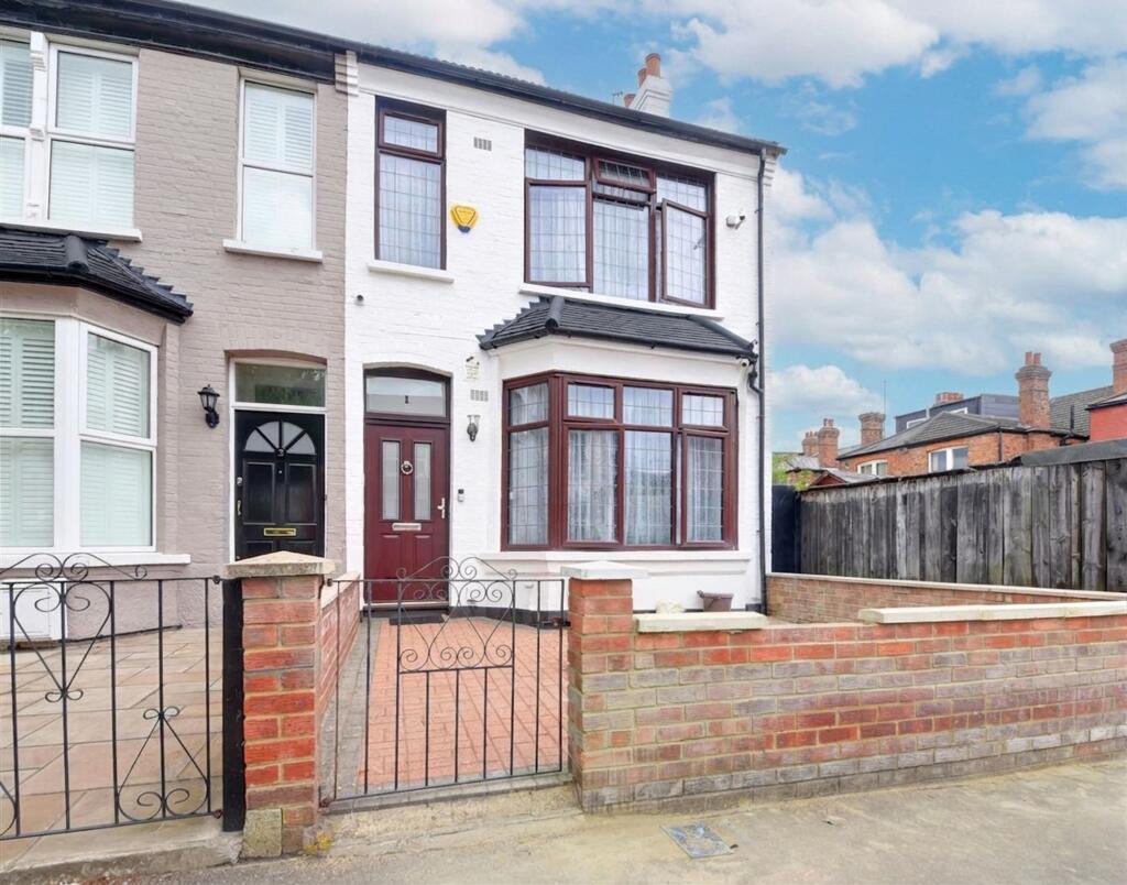 3 bed Mid Terraced House for rent in Finchley. From Squires Estates