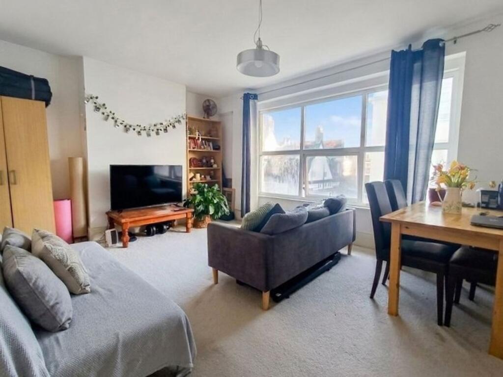 2 bed 1st Floor Flat for rent in Friern Barnet. From Squires Estates 2 bed 1st Floor Flat for rent in Friern Barnet. From Squires Estates