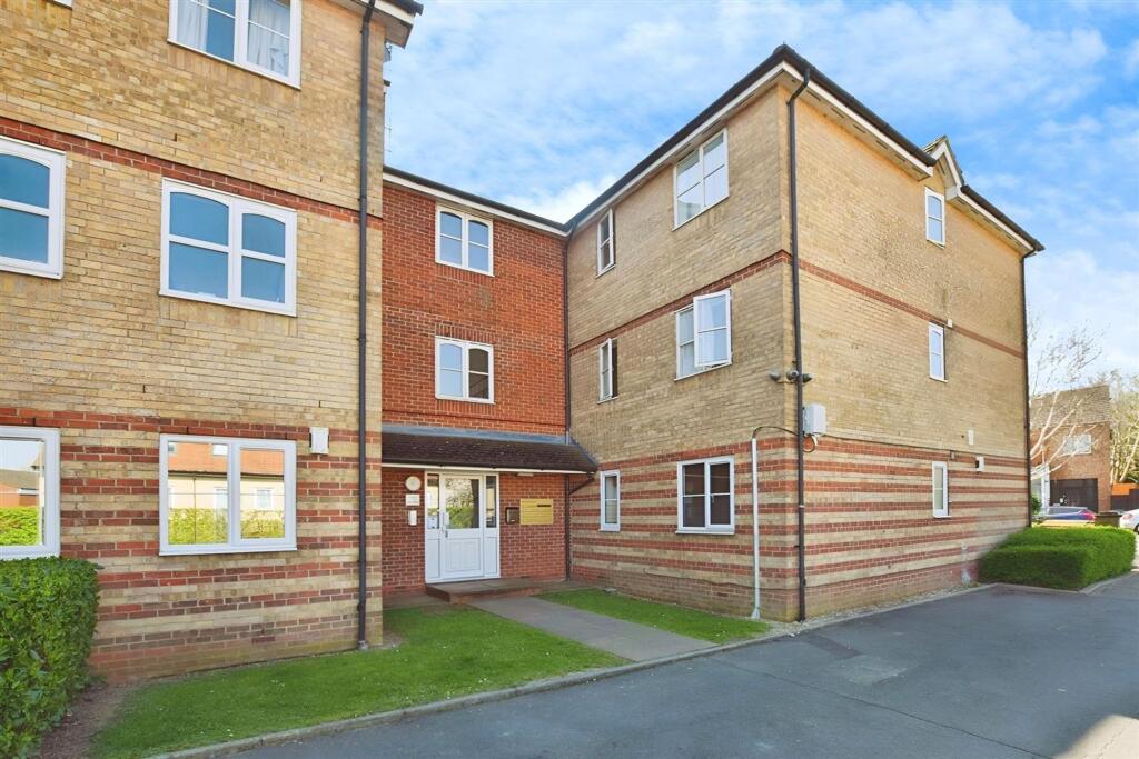 2 bed 1st Floor Flat for rent in London. From Squires Estates