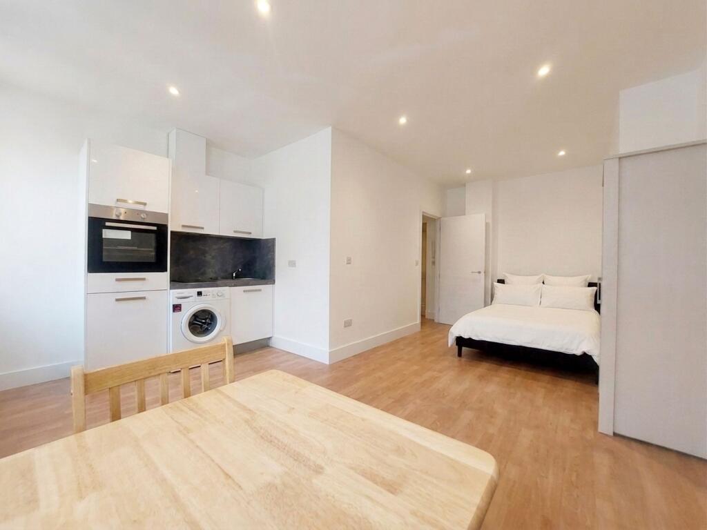 4 bed Studio for rent in Borehamwood. From Squires Estates 4 bed Studio for rent in Borehamwood. From Squires Estates
