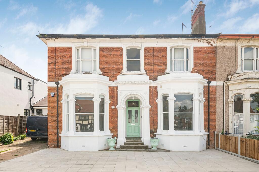 2 bed 1st Floor Flat for rent in London. From Squires Estates