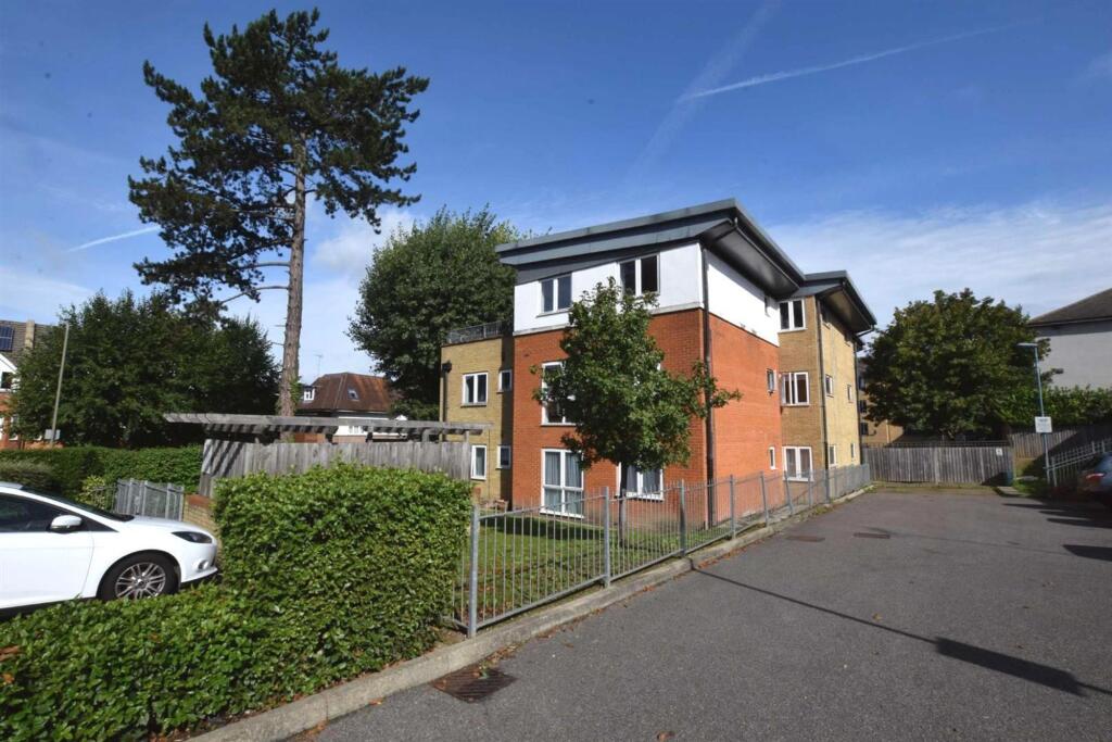 2 bed 1st Floor Flat for rent in Friern Barnet. From Squires Estates 2 bed 1st Floor Flat for rent in Friern Barnet. From Squires Estates