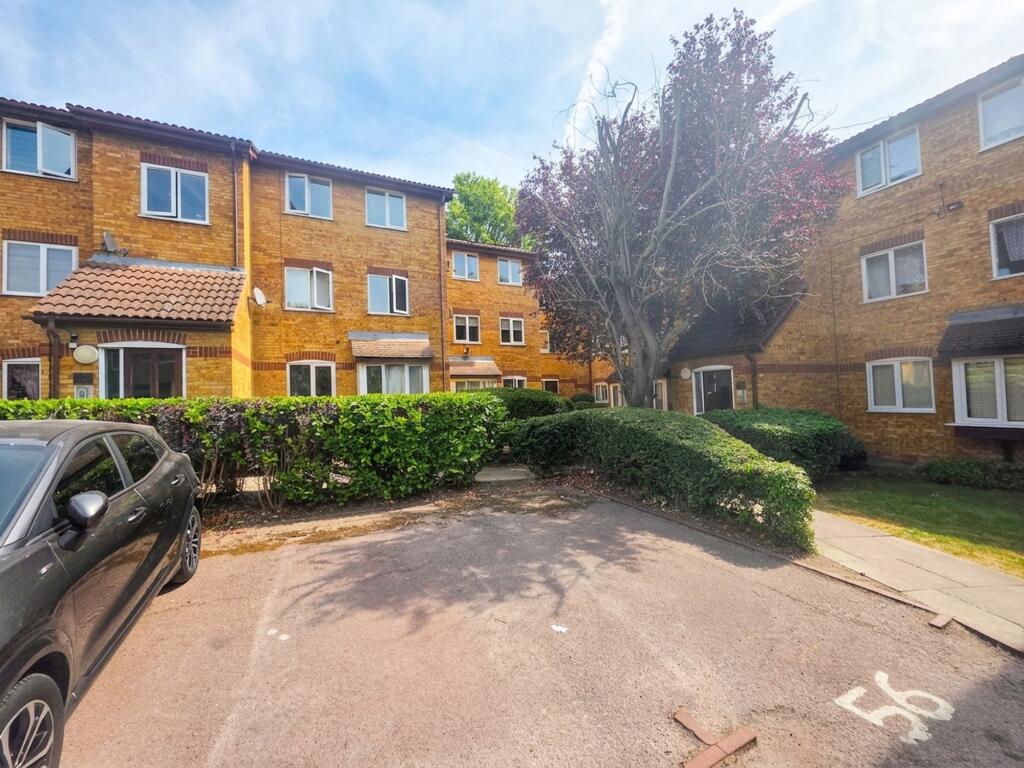 4 bed 1st Floor Flat for rent in London. From Squires Estates