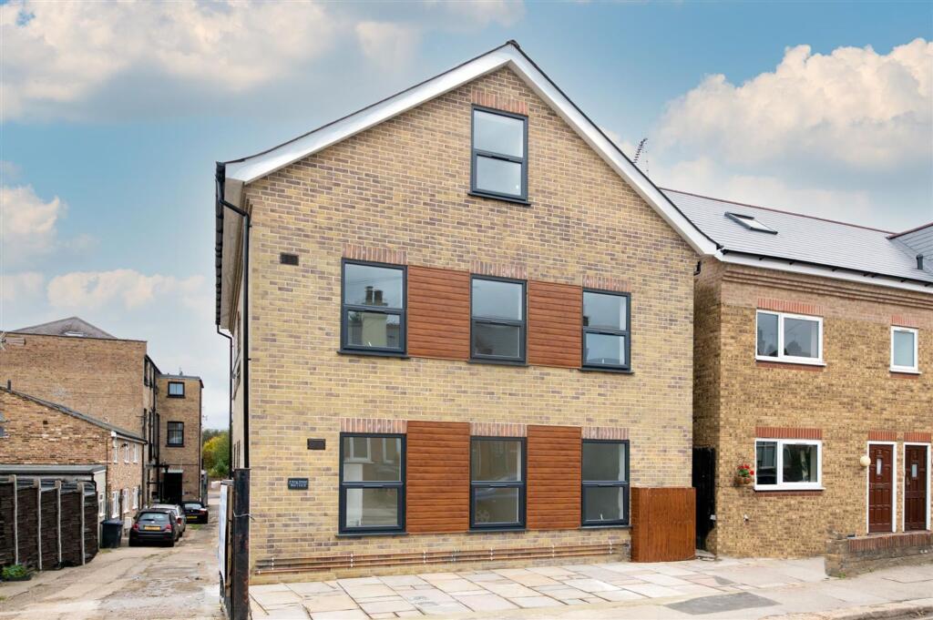 3 bed 1st Floor Flat for rent in Finchley. From Squires Estates