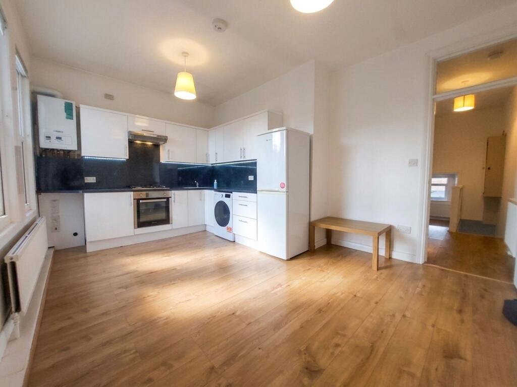 2 bed 1st Floor Flat for rent in Finchley. From Squires Estates