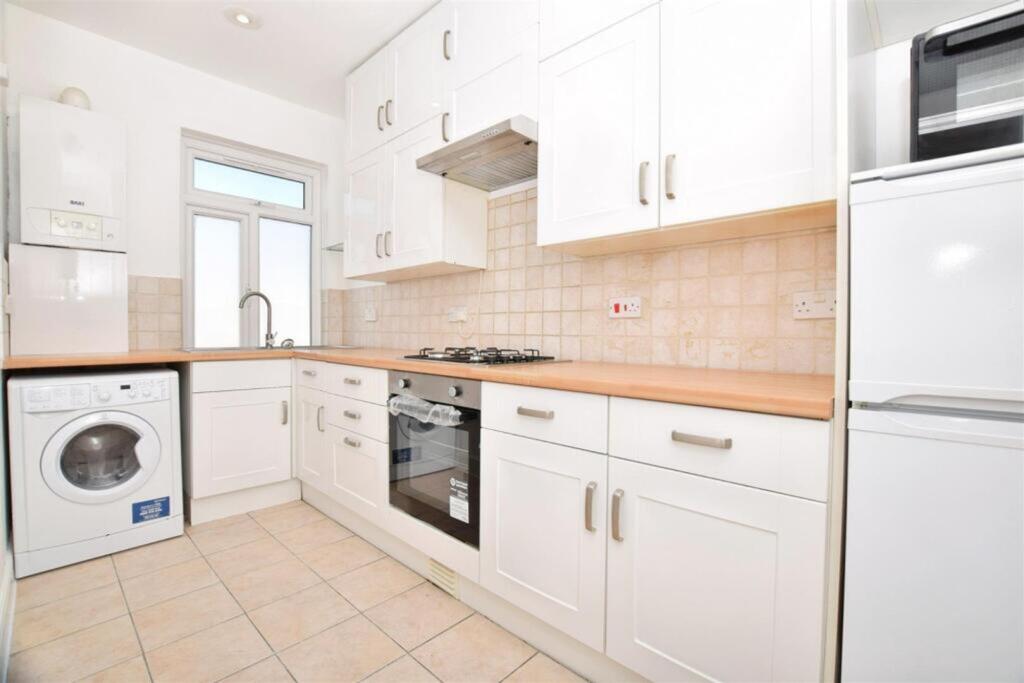 2 bed 1st Floor Flat for rent in Finchley. From Squires Estates