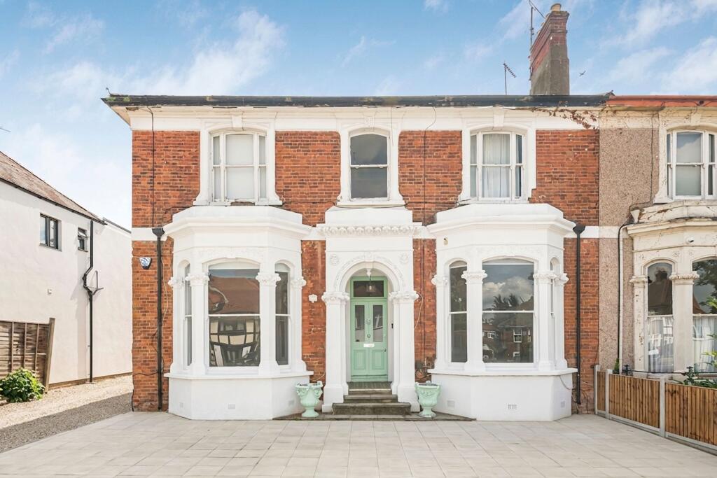 2 bed 1st Floor Flat for rent in Friern Barnet. From Squires Estates