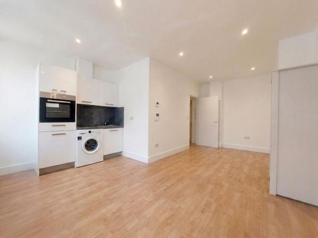 4 bed Studio for rent in Borehamwood. From Squires Estates