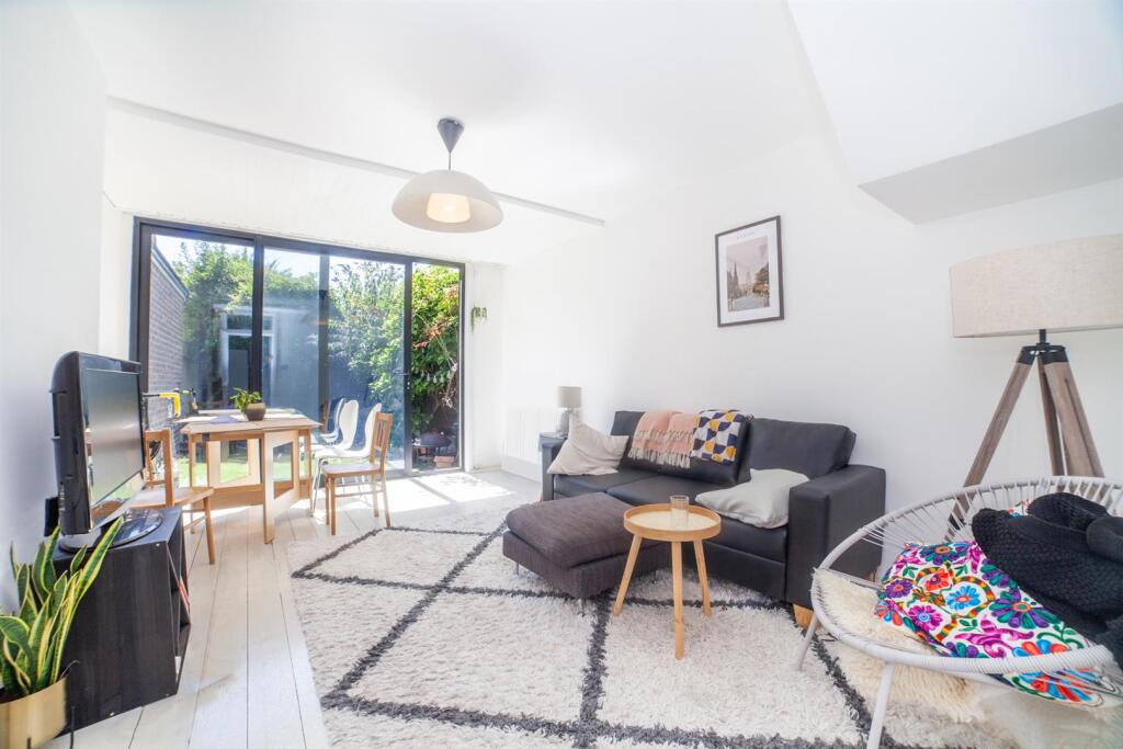3 bed Mid Terraced House for rent in Camberwell. From Leonard Leese - London 3 bed Mid Terraced House for rent in Camberwell. From Leonard Leese - London