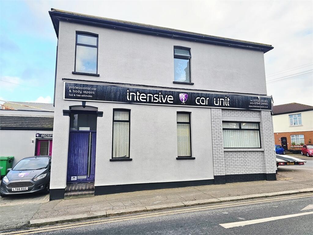 2 bed Apartment for rent in Southend-on-Sea. From Castle Estate Agents - Leigh-On-Sea