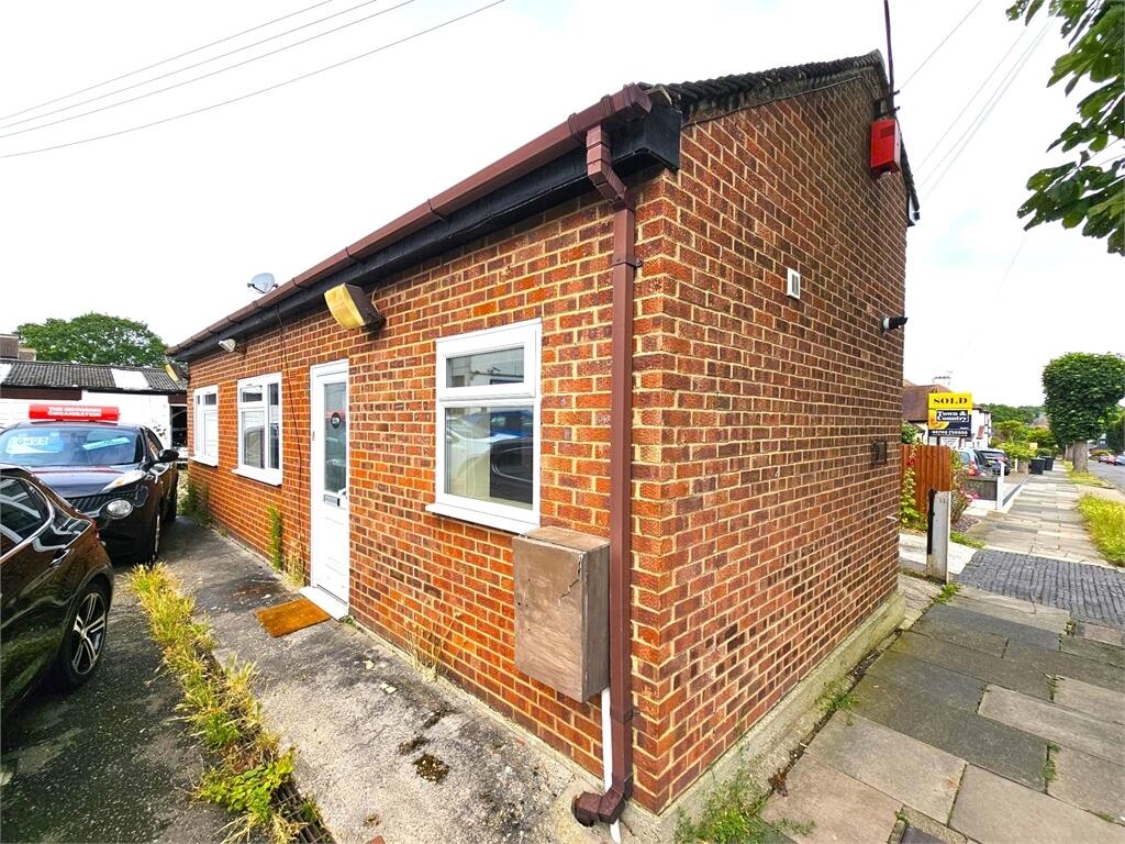 1 bed Bungalow for rent in Hadleigh. From Castle Estate Agents - Leigh-On-Sea 1 bed Bungalow for rent in Hadleigh. From Castle Estate Agents - Leigh-On-Sea