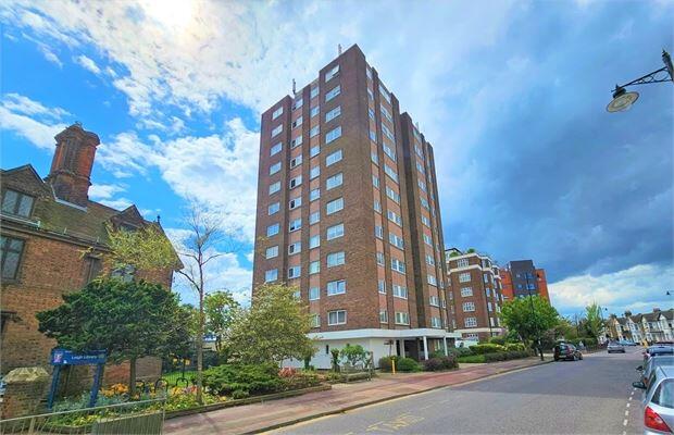 2 bed Apartment for rent in Hadleigh. From Castle Estate Agents - Leigh-On-Sea