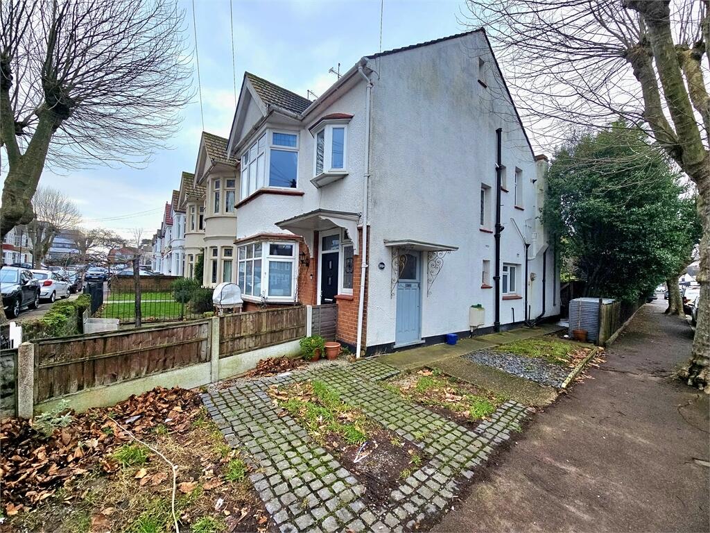 2 bed Apartment for rent in Hadleigh. From Castle Estate Agents - Leigh-On-Sea