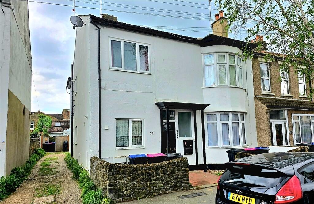 2 bed Apartment for rent in Southend-on-Sea. From Castle Estate Agents - Leigh-On-Sea