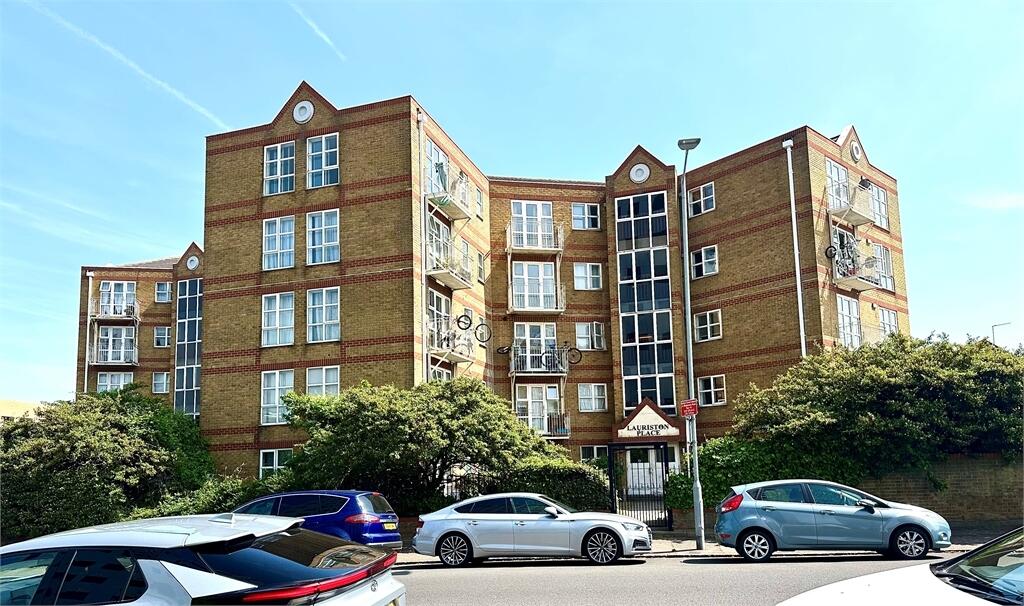 2 bed Apartment for rent in Southend-on-Sea. From Castle Estate Agents - Leigh-On-Sea
